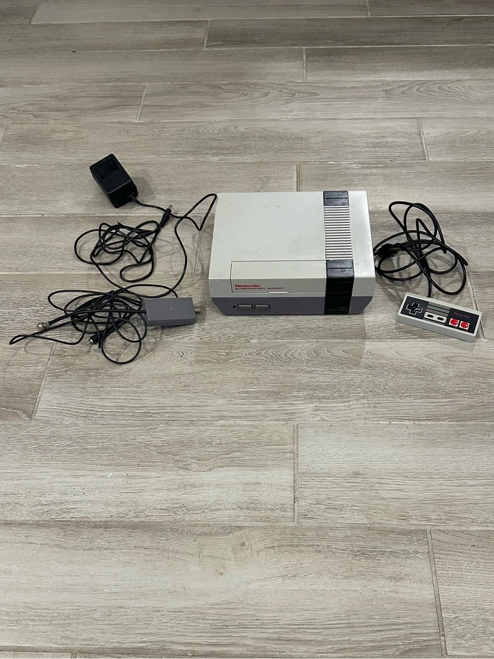VTG 1985 Nintendo NES Console With Controller & Cables/Cords (NES-001)